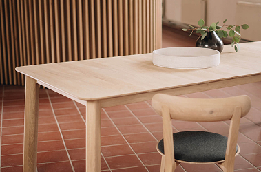 Коричневый обеденный стол