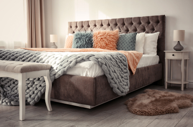 Высокая коричневая двуспальная кровать