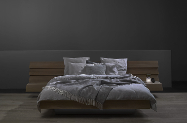 Высокая коричневая двуспальная кровать